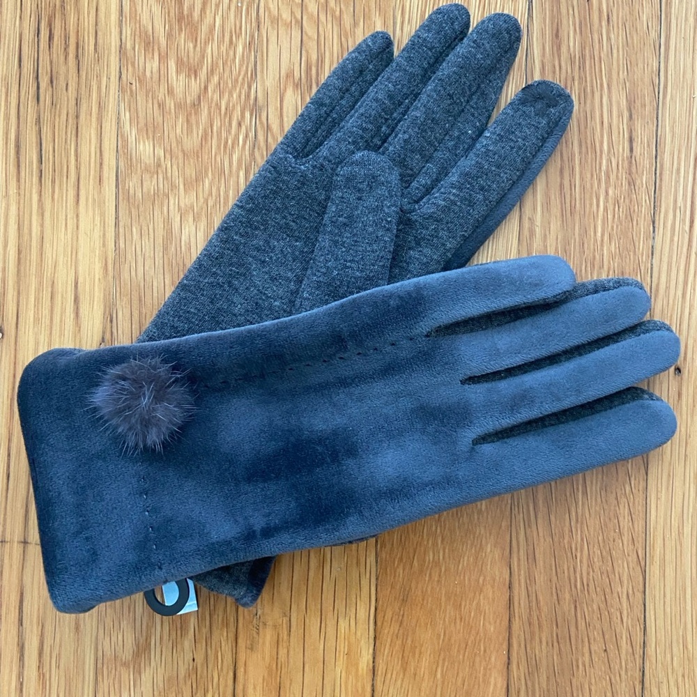 Chic Women's Gloves with Pom Detail